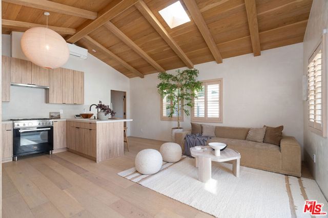 7881 Airlane Avenue, Los Angeles, CA 90045