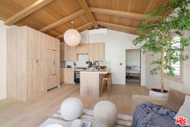 7881 Airlane Avenue, Los Angeles, CA 90045