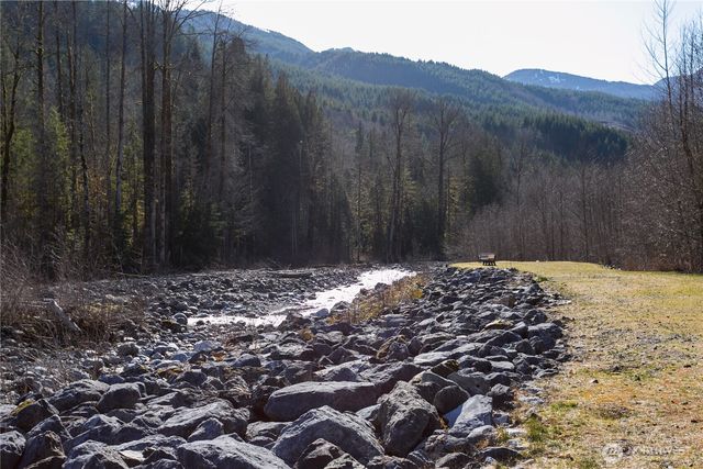 21012 Pinnacle Road, Glacier, WA 98244