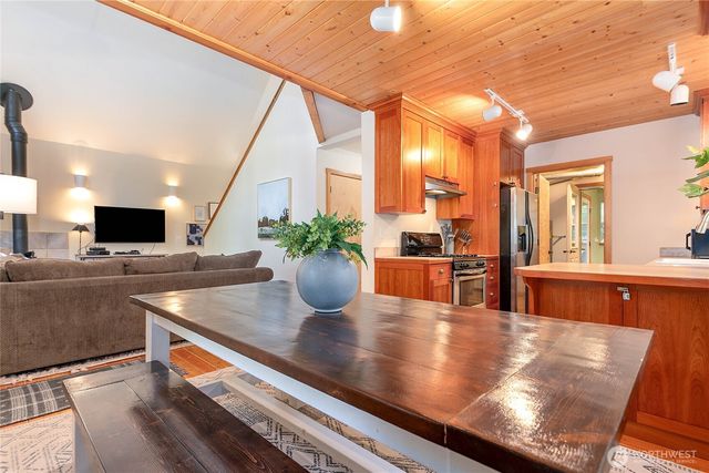 21012 Pinnacle Road, Glacier, WA 98244