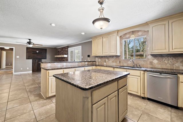 209 Sherwood Dr, Longview, TX 75605