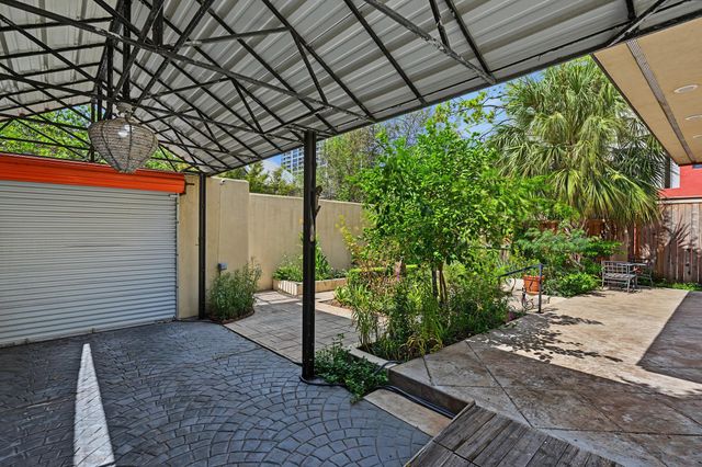 1990 W Clay Street, Houston, TX 77019
