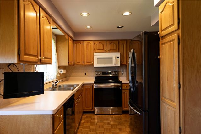 290 Sandalwood Drive, Greece, NY 14616