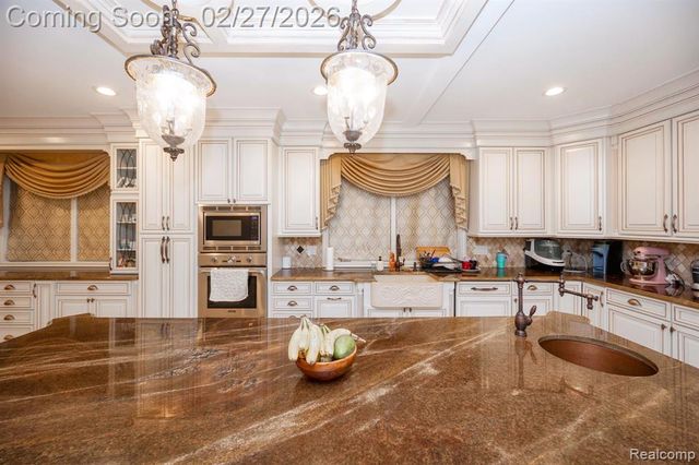 6616 Fairwood Drive, Dearborn Heights, MI 48127