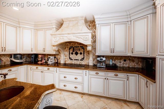 6616 Fairwood Drive, Dearborn Heights, MI 48127