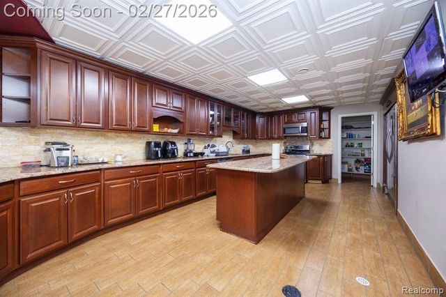 6616 Fairwood Drive, Dearborn Heights, MI 48127