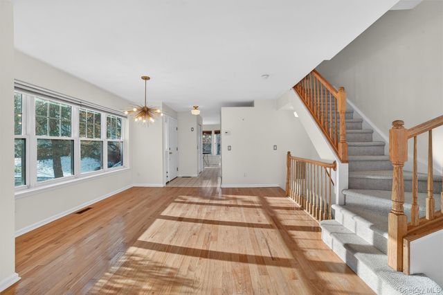 14 Pond View Lane, Ossining, NY 10562