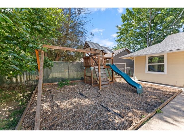 16600 Se SALMON St, Portland, OR 97233