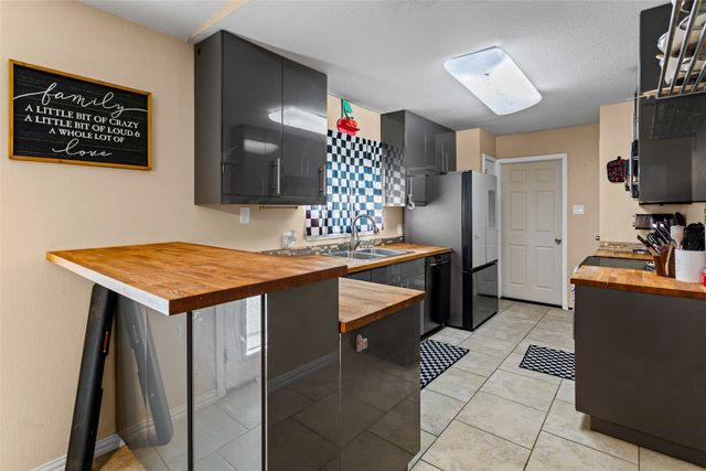 1429 W Torrey Street, Granbury, TX 76048