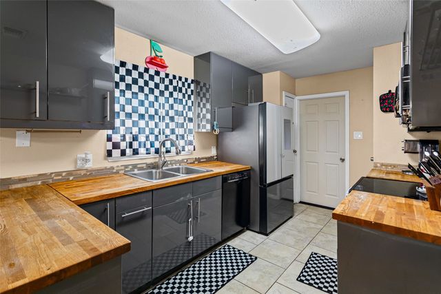 1429 W Torrey Street, Granbury, TX 76048