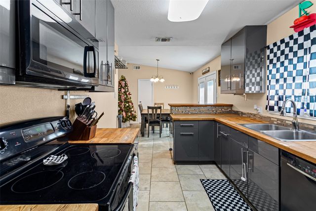 1429 W Torrey Street, Granbury, TX 76048