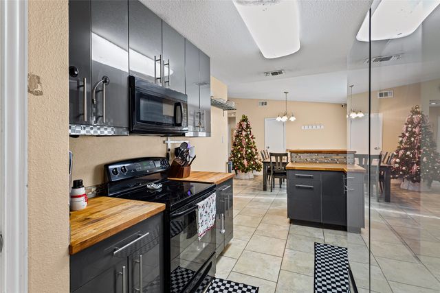 1429 W Torrey Street, Granbury, TX 76048