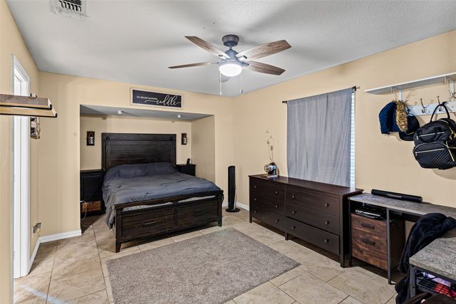 1429 W Torrey Street, Granbury, TX 76048