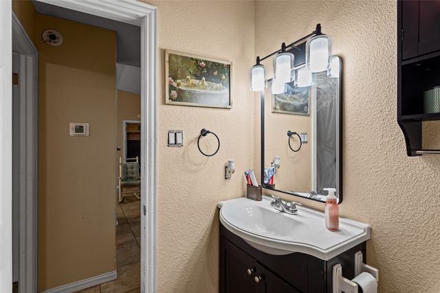 1429 W Torrey Street, Granbury, TX 76048