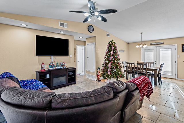 1429 W Torrey Street, Granbury, TX 76048