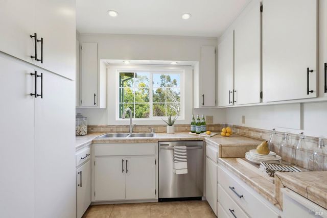 5851 Vine Hill Rd, Sebastopol, CA 95472