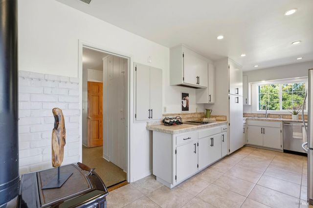 5851 Vine Hill Rd, Sebastopol, CA 95472