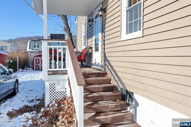 15 Onyx Terrace, North Haledon, NJ 07508