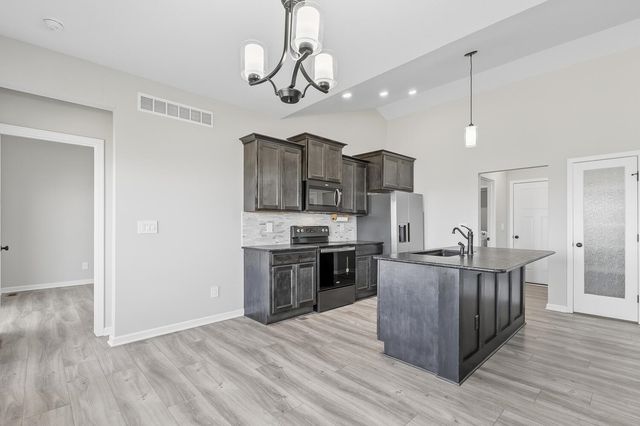 832 E Sunset St, Goddard, KS 67052