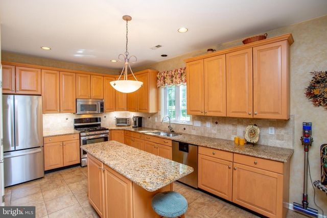 6 LEAPSON LN, Doylestown, PA 18901