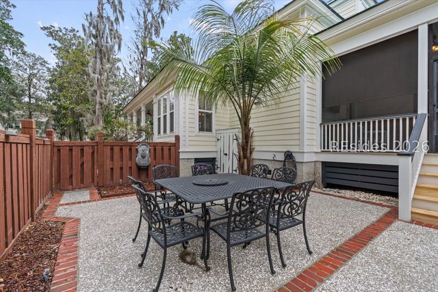 94 Gautier Pl, Beaufort, SC 29902