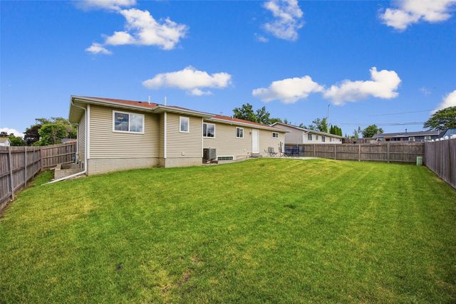 250 S 21st Street Court, Marion, IA 52302