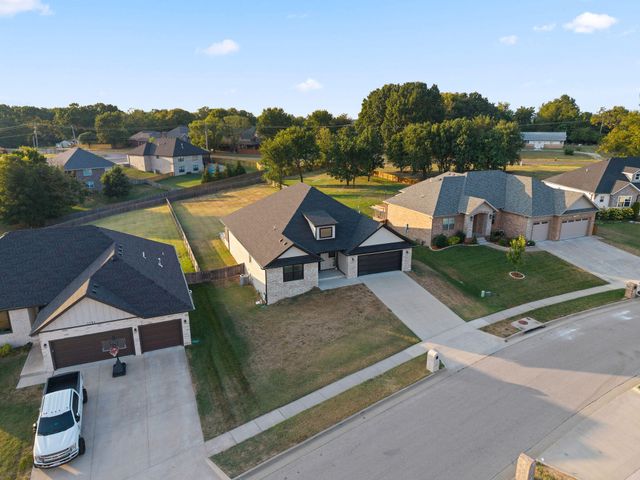 1365 W Gaslight Drive, Springfield, MO 65810