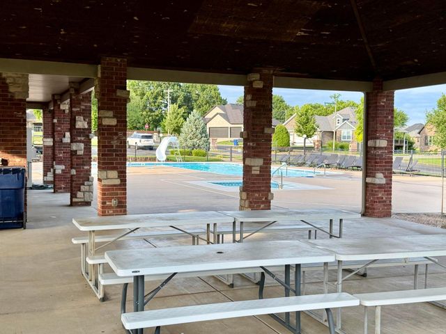 1365 W Gaslight Drive, Springfield, MO 65810
