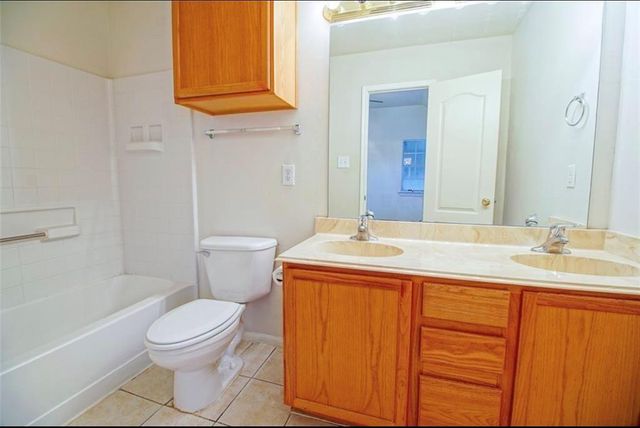 1203 Lovett 1255, Tomball, TX 77375