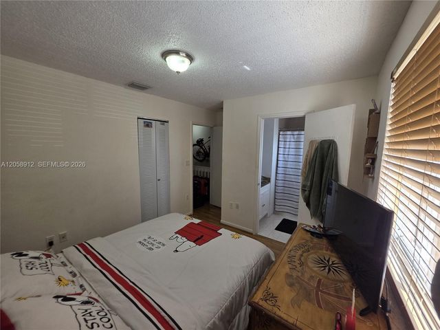 8085 NW 8th St 6, Miami, FL 33126