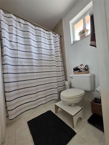 8085 NW 8th St 6, Miami, FL 33126
