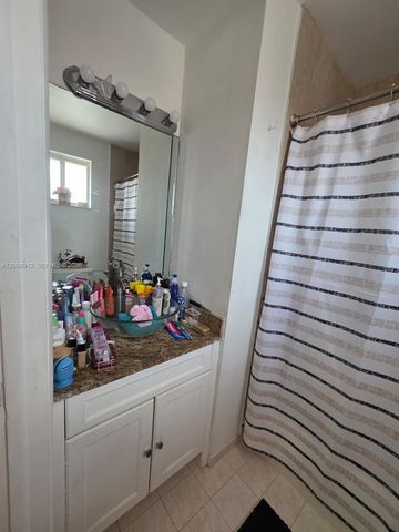 8085 NW 8th St 6, Miami, FL 33126