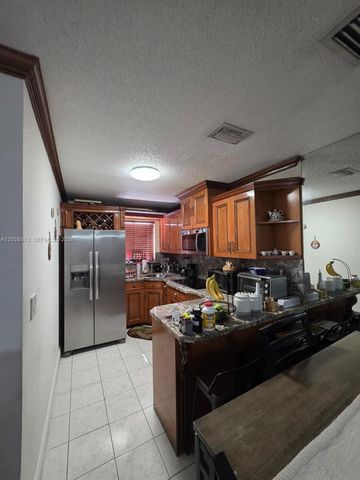 8085 NW 8th St 6, Miami, FL 33126