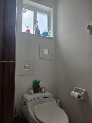 8085 NW 8th St 6, Miami, FL 33126