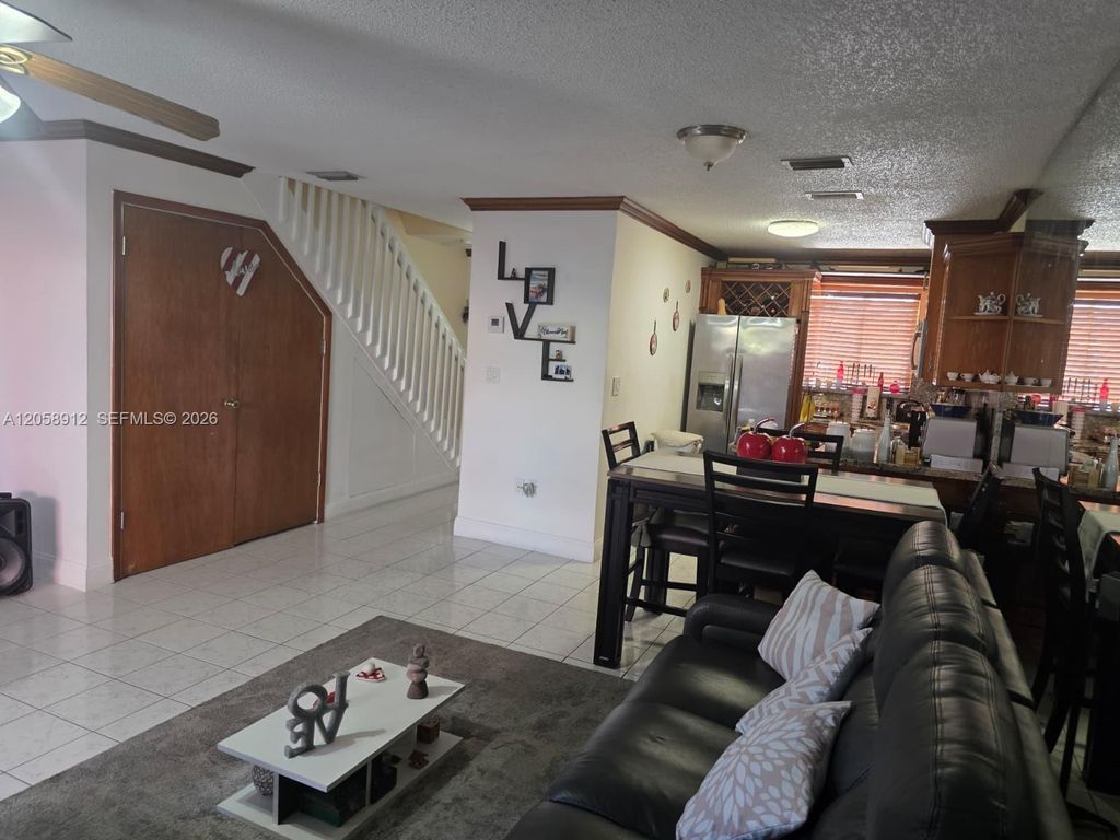 8085 NW 8th St 6, Miami, FL 33126