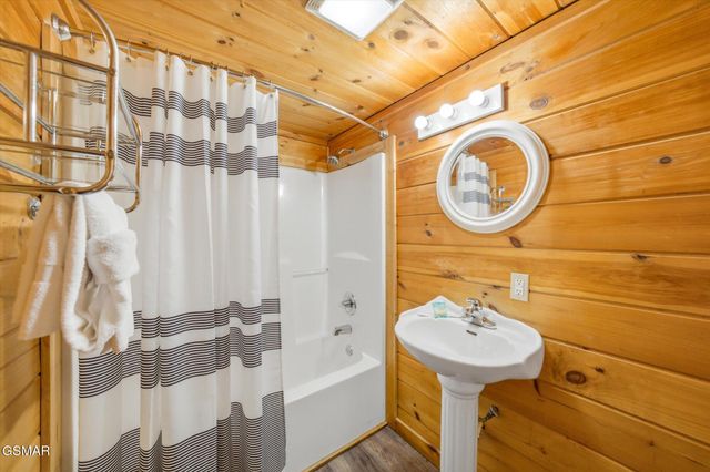 1713 Parkway View Court, Sevierville, TN 37876