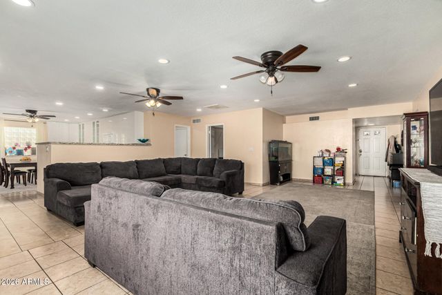 2 E MURIEL Drive, Phoenix, AZ 85022
