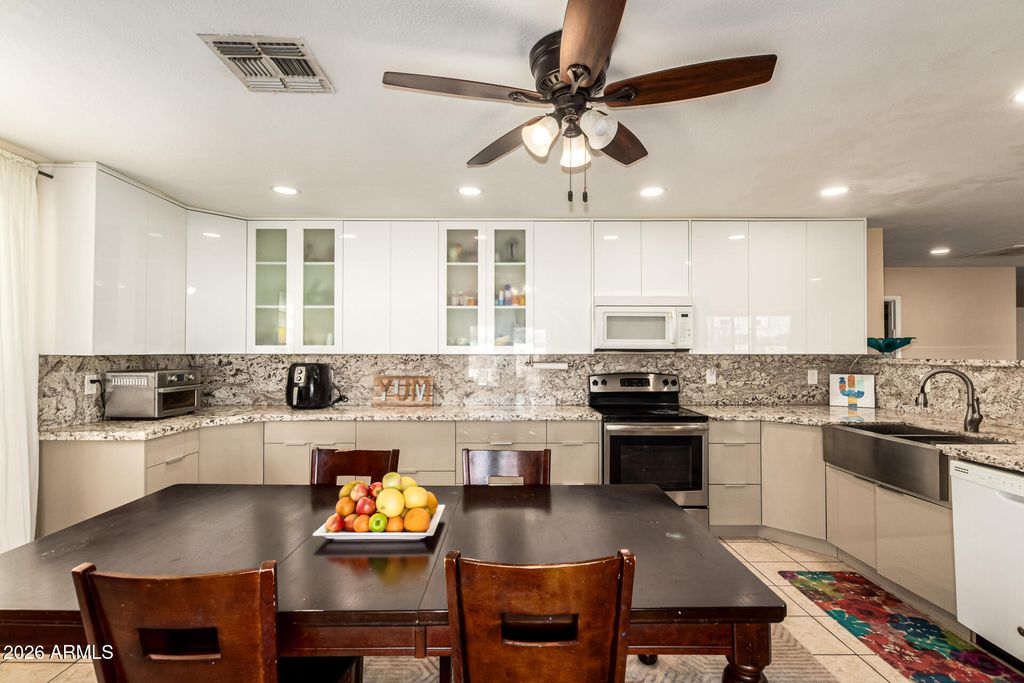 2 E MURIEL Drive, Phoenix, AZ 85022