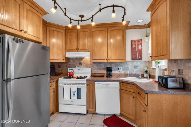 46 Pilgrim Avenue, Tinton Falls, NJ 07753