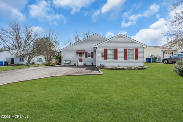 46 Pilgrim Avenue, Tinton Falls, NJ 07753