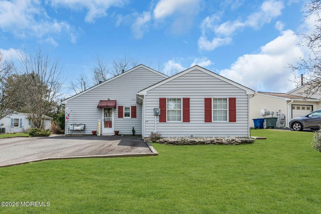 46 Pilgrim Avenue, Tinton Falls, NJ 07753