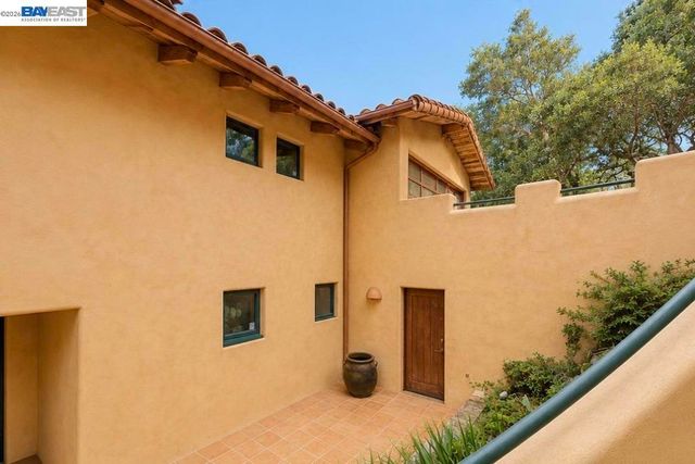 1302 Westview Dr, Berkeley, CA 94705
