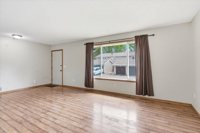 6762 Gretchen Court N, Oakdale, MN 55128