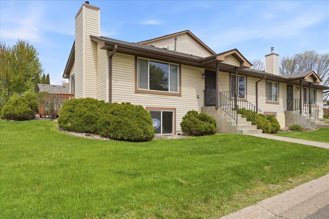 6762 Gretchen Court N, Oakdale, MN 55128