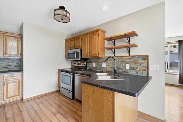 6762 Gretchen Court N, Oakdale, MN 55128