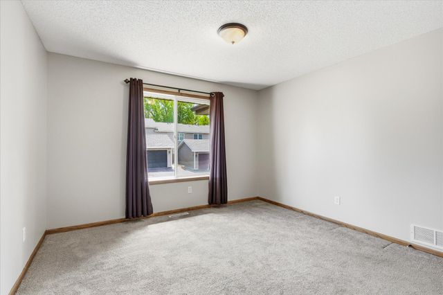 6762 Gretchen Court N, Oakdale, MN 55128