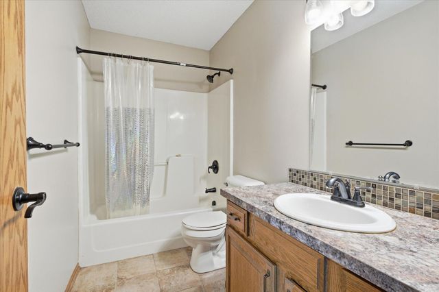 6762 Gretchen Court N, Oakdale, MN 55128