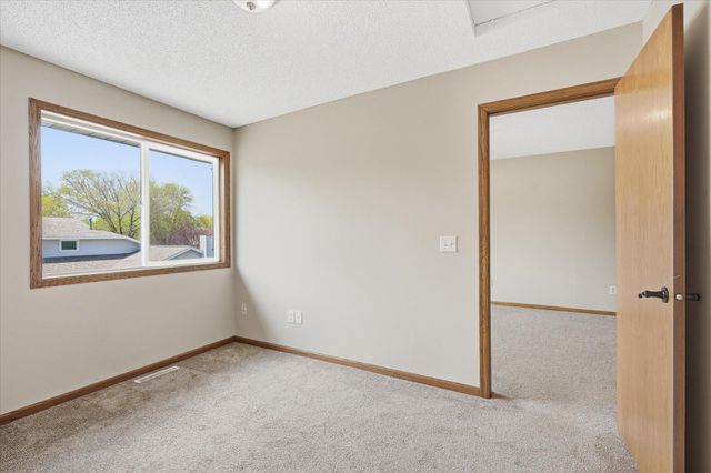 6762 Gretchen Court N, Oakdale, MN 55128