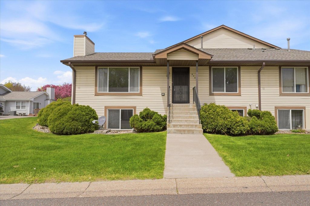 6762 Gretchen Court N, Oakdale, MN 55128
