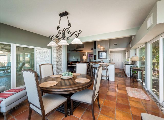 427 Coventry RD, Spicewood, TX 78669